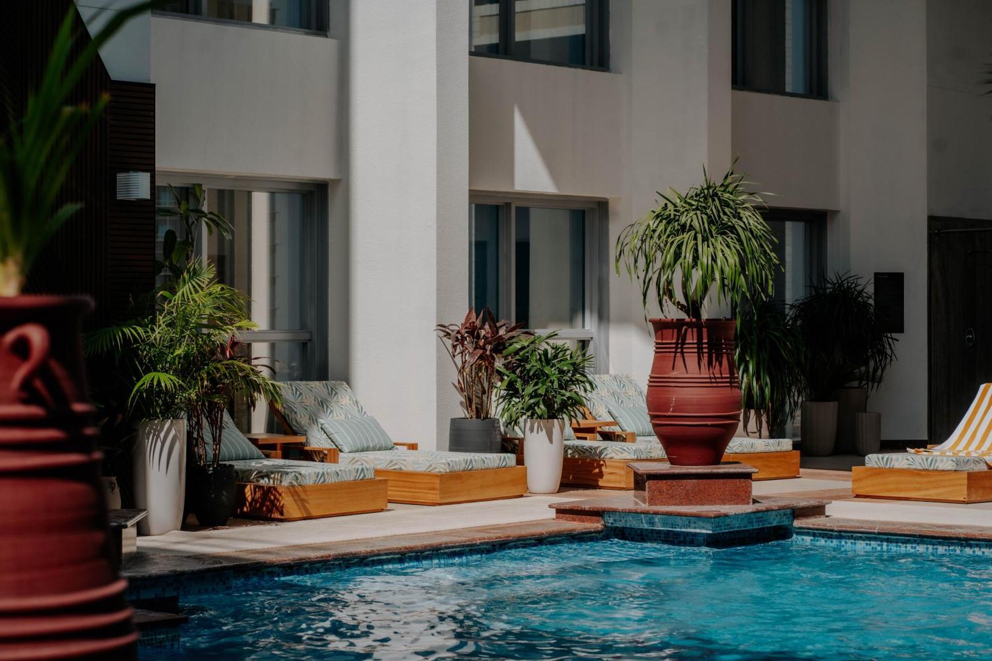 Dusit Thani דובאי מראה חיצוני תמונה The pool at the hotel